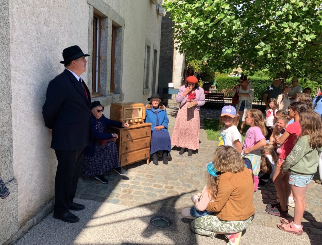 Scène du discours de Pétain dans la cour de la mairie de Cervens - Devoir de mémoire 8 mai 2026