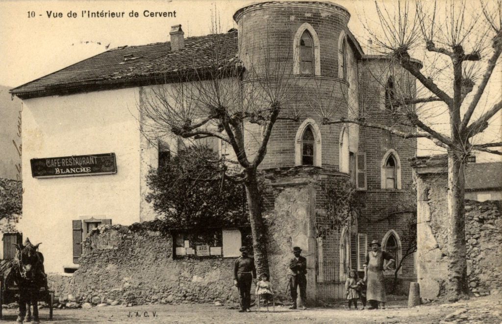 Ancienne carte postale du château de 1676 à Cervens, résidence probable des Deloës