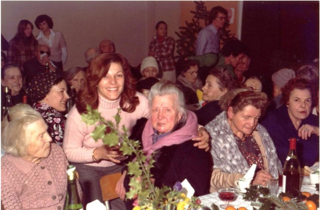 Nicoletta entourée d'habitantes de Cervens au repas des Anciens de 1977