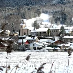 Vue générale de Cervens sous la neige avec l’église au centre du village