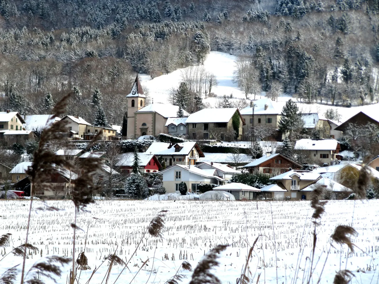 Vue générale de Cervens sous la neige avec l’église au centre du village