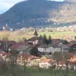 Panorama du chef-lieu de Cervens et des collines environnantes
