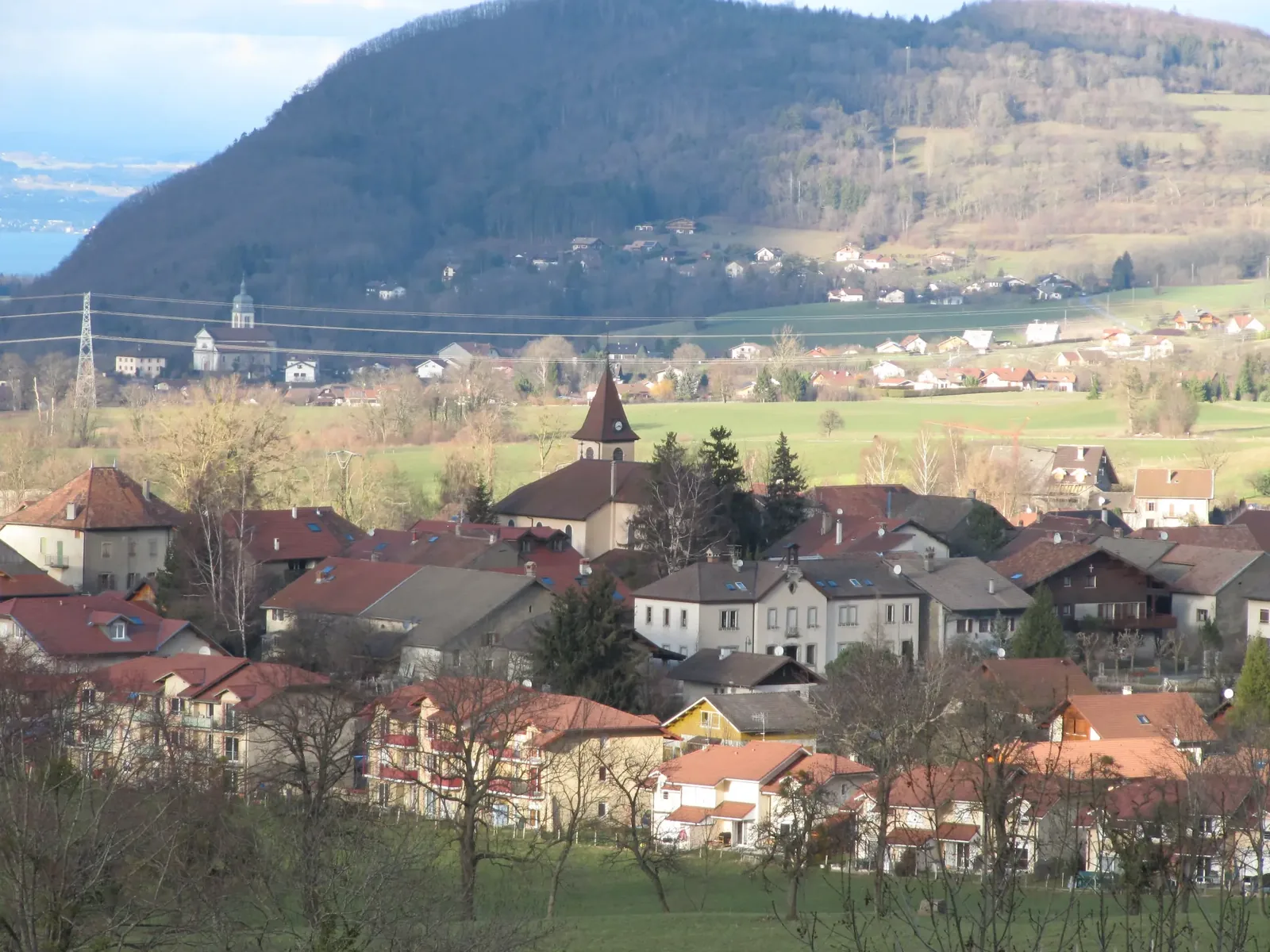 Panorama du chef-lieu de Cervens et des collines environnantes