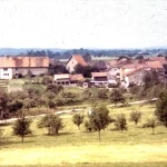 Vue ancienne des maisons et des vergers de Cervens