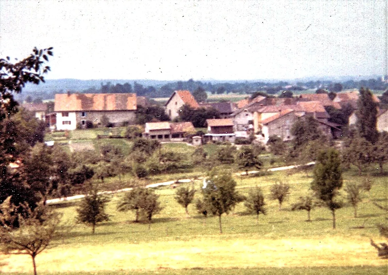 Vue ancienne des maisons et des vergers de Cervens