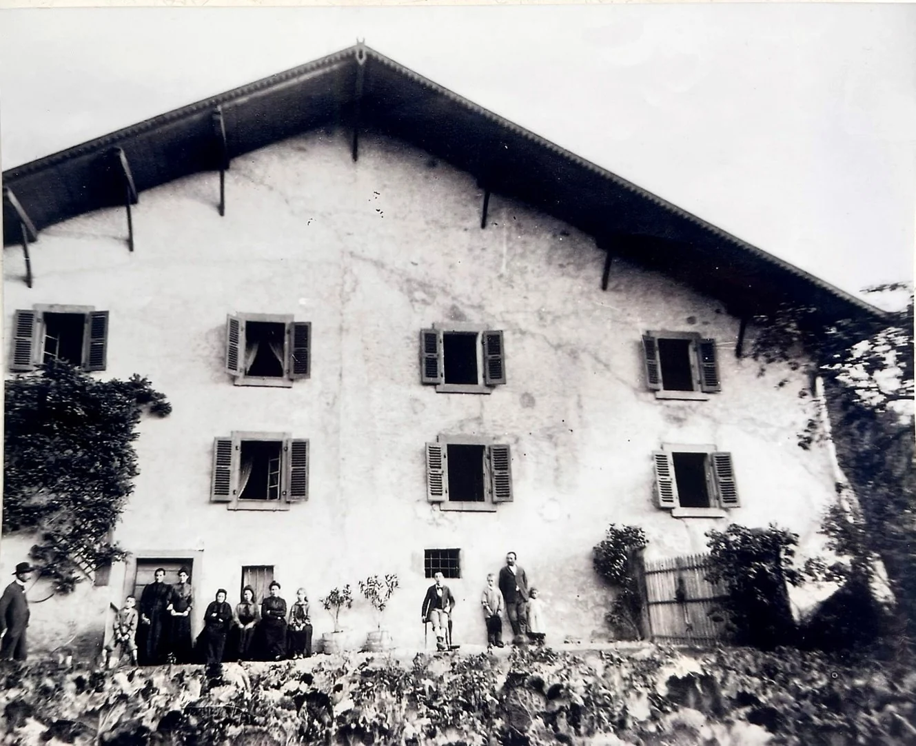 La maison Blanchard vers 1900 à Cervens, avec le docteur Jean-François Blanchard à gauche
