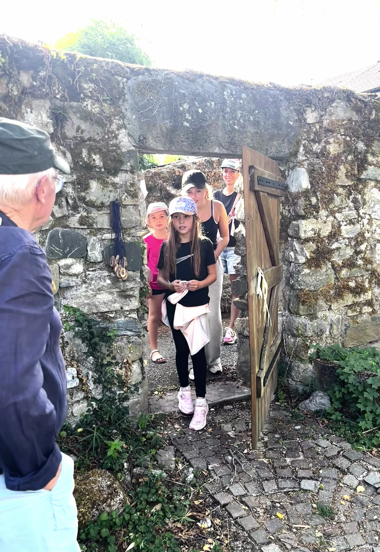 Des enfants franchissent une porte en pierre pendant la chasse au trésor des Journées du patrimoine à Cervens
