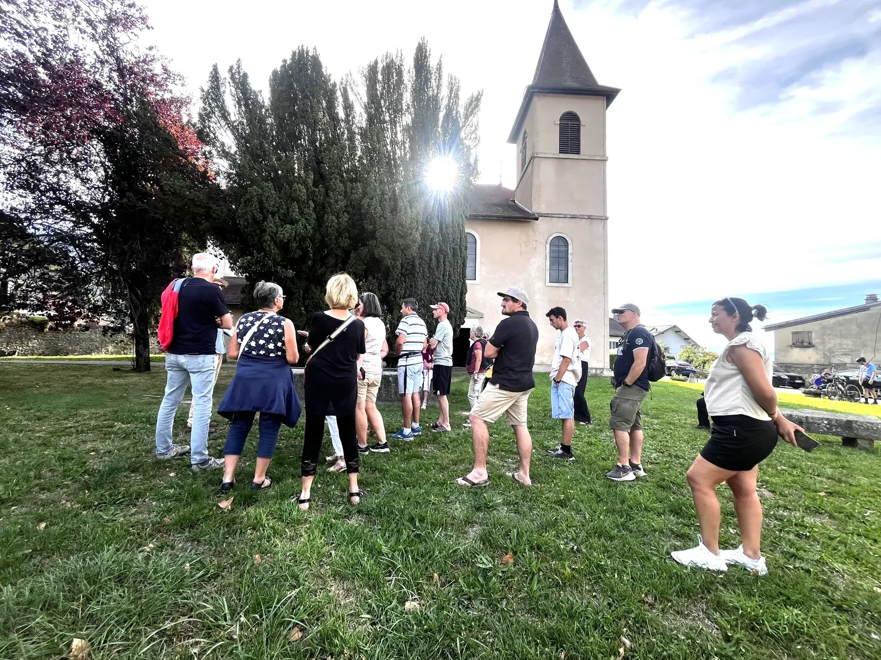 Participants à la visite guidée des Journées du patrimoine près de l’église de Cervens